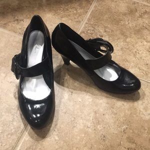 Jaclyn Smith Pumps with cross strap